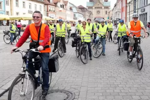 Erfahrung als Vereinschef, mit der Verwaltung und als Tourenführer: Karl-Heinz Hepper (vorne).