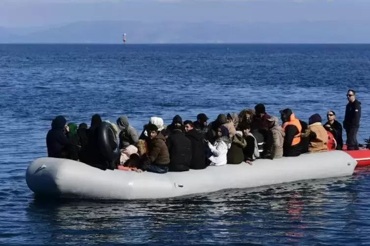 Ein Boot mit Migranten, die die Ägäis von der Türkei aus überquert haben.
