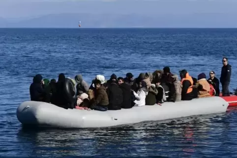Ein Boot mit Migranten, die die Ägäis von der Türkei aus überquert haben.