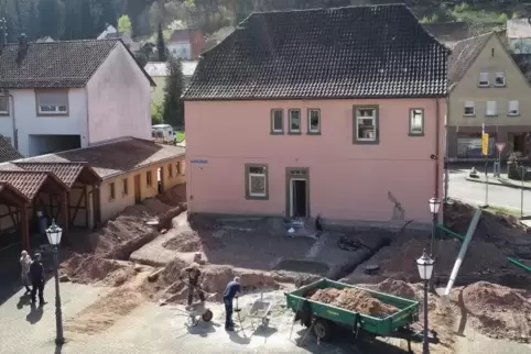 Mehr als 110 Tage ehrenamtlichen Arbeitseinsatz haben 15 Helfer aus dem Ort schon in das Alte Schulhaus investiert.