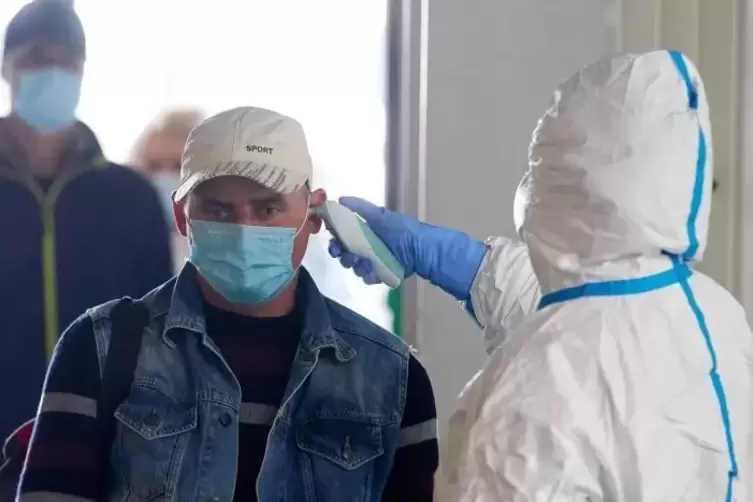 Fieberkontrolle bei einem Erntehelfer aus Rumänien am Flughafen Hahn.