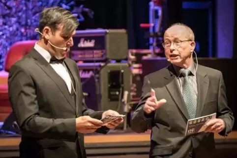 Auch dafür ist Walter Reible (rechts) zu haben: Mit Norden ben Hassan moderierte er das Vereinsjubiläum 125 Jahre des TV Herxhei