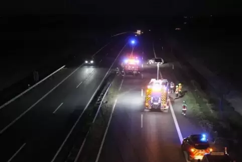 Unfallstelle auf der B9 in Höhe Schifferstadt: Der Fotograf stand im Korb der Feuerwehr-Drehleiter. 
