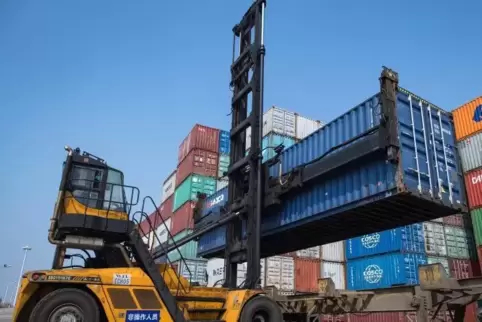 Chinas Export läuft wieder an. Der Hafen Yangluo ist der wichtigste Güterverkehrsknotenpunkt in Wuhan in der Provinz Hubei.