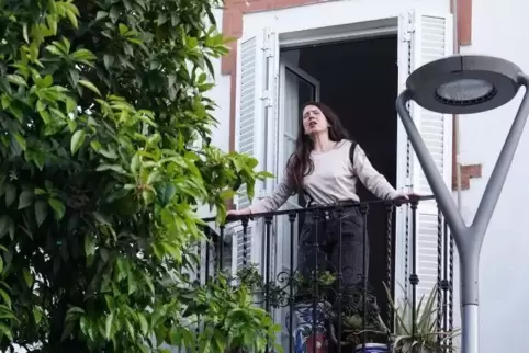 Monica Munoz, Sängerin und Schauspielerin, singt vom Balkon ihres Hauses in Sevilla aus für ihre Nachbarn Opern
