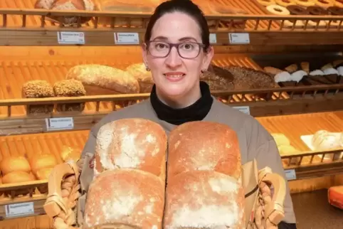 Bäckereiverkäuferin Iris Molitor mit dem Solibrot.
