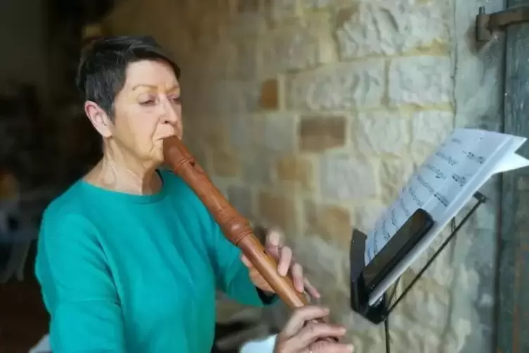Hildegard Janssen-Müller nimmt Flötenunterricht via WhatsApp. 