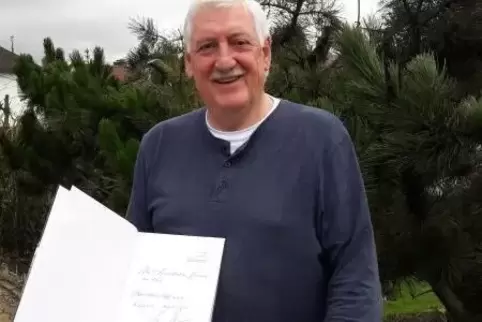 Handballfreund Klaus Anstätt ist stolz auf sein Autogramm von Vlado Stenzel, ehemaliger Trainer der deutschen Nationalmannschaft