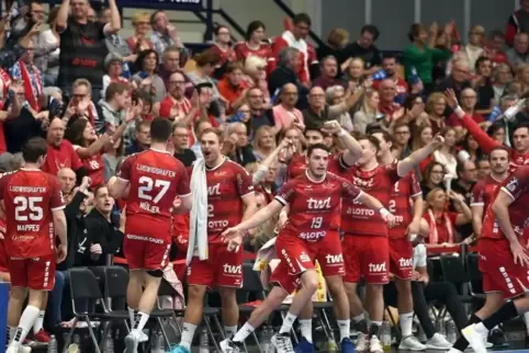 Jubelnde Mannschaft und feiernde Fans: Beides zusammen wird es in nächster Zeit in der Ludwigshafener Friedrich-Ebert-Halle nich