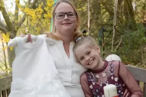 Nora Weinheimer und ihre Mutter Franziska müssen noch warten, bis das Kommunionkleid zum Einsatz kommt.