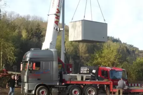 Auf dem Imsbacherhof bei Trulben wird gerade eine Druckminderstation aufgebaut. 