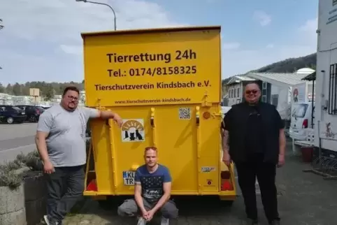 Werner Sander (links) und Tino Stelzig (Mitte) haben den Anhänger für die Tierrettung auf Vordermann gebracht. Den Vorsitzenden 