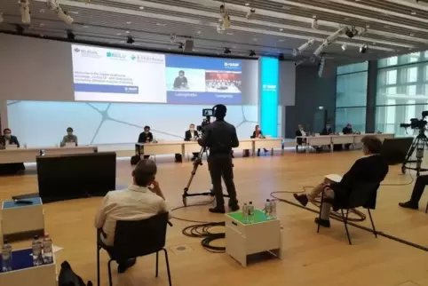 In dem großen BASF-Konferenzraum war es kein Problem, die Corona-Abstandsregeln einzuhalten.