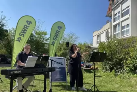 Gestern live mit Schlagern vor dem Salierstift: Ernst Seitz und Susanne Veidt.