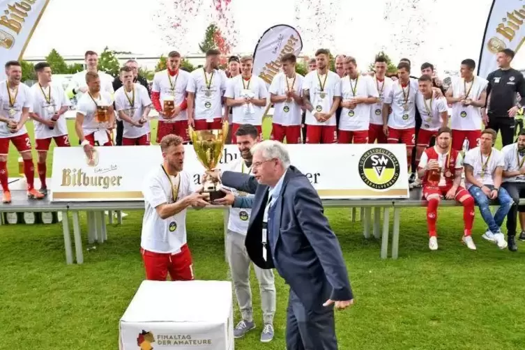 Ob Hans-Dieter Drewitz, der Präsident des Südwestdeutschen Fußballverbandes, auch in diesem Jahr wieder einem Verbandspokalsiege
