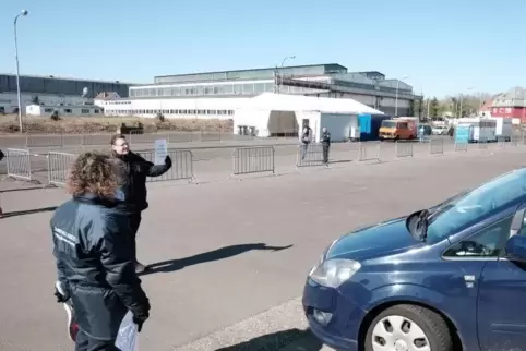 Auf dem Homburger Gelände auf dem ehemaligen DSD-Werksparkplatz am Forum wurden Patienten direkt vom Autofenster aus auf eine Co