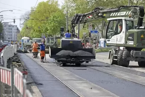 Ende der Woche waren die Bauarbeiter mit den letzten Asphaltarbeiten beschäftigt.