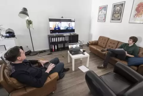 Abstand wahren: Im Büro von Grimbart Tales sitzen Sascha Vogel (links) und Max Wacker. Via Skype sind Bennet Rustler (links) und