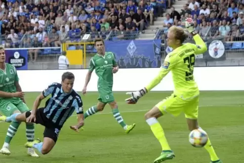 Die Interessen des SV Waldhof (Michael Schultz beim Kopfball) und des TSV 1860 München stehen sich gegenüber.