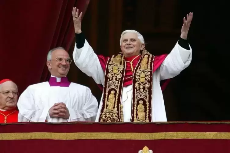 Der Arbeiter im WeinbergJoseph Ratzinger grüßt nach seiner Wahl zum Papst die Menge. Er nennt sich Benedikt XVI. 