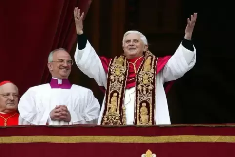 Der Arbeiter im WeinbergJoseph Ratzinger grüßt nach seiner Wahl zum Papst die Menge. Er nennt sich Benedikt XVI. 