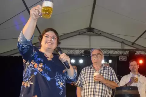 Im vergangenen Jahr durfte Isabel Steinhauer-Theis erstmals das Heimatfest eröffnen; im Hintergrund Beigeordneter Heinrich Schre