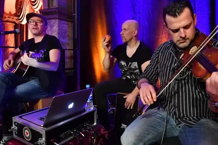Ein Treppenhauskonzert mit Tom Keller und Band könnte bald als Streamingangebot verfügbar sein. 