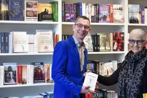 Kurz nach der Geschäftsübernahme musste die Buchhandlung Hilbert schließen. Das Foto zeigt den neuen Inhaber Peter Fuhrmann und 