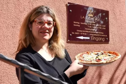 Valentina Mirabile vor ihrem Lokal mit einer „Pizza Corona“. 
