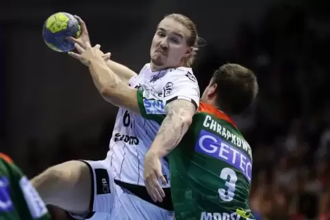 Schwer zu stoppen: der Kieler Lukas Nilsson (weißes Trikot). Die Rhein-Neckar Löwen sind an dem schwedischen Nationalspieler int