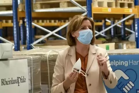 Lässt sich in Frankenthal die ersten 200.000 der von der BASF spendierten Masken zeigen: Ministerpräsidentin Malu Dreyer. 