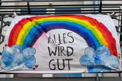 Kleine Mutmacher im Alltag: Transparente mit der Aufschrift „Alles wird gut“, wie hier in Berlin, finden sich auch im Speyerer U