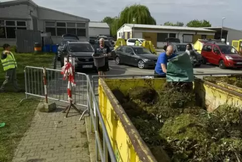 Erleichtert brachten am Samstag viele Bobenheim-Roxheimer ihre Gartenabfälle zum wieder geöffneten Wertstoffhof. 
