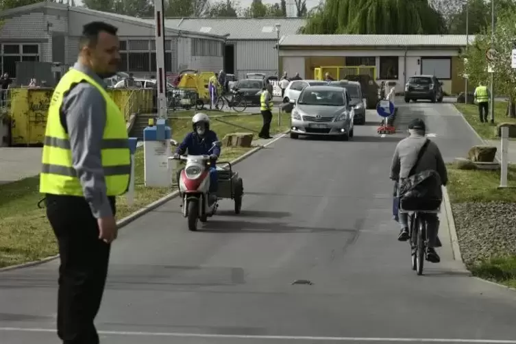 Ein Verkehrschaos blieb am ersten &Ouml;ffnungstag aus. Vermutlich auch dank der Mitarbeiter, die die Einfahrten regelten.