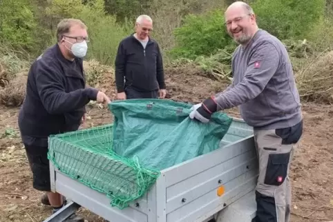 Grünschnitt konnte am Samstag auf dem Wertstoffhof in Heltersberg abgegeben werden. Die Gelegenheit nutzte Gunter Lakas (rechts)