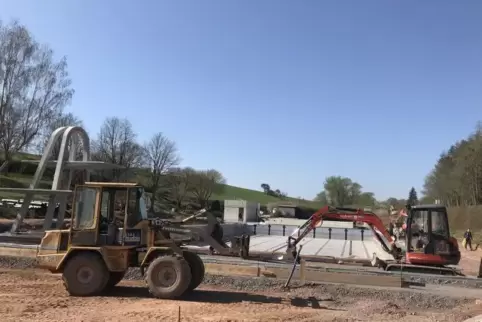 Stillstand herrscht auf der Schwimmbad-Baustelle auch in Corona-Zeiten nicht.