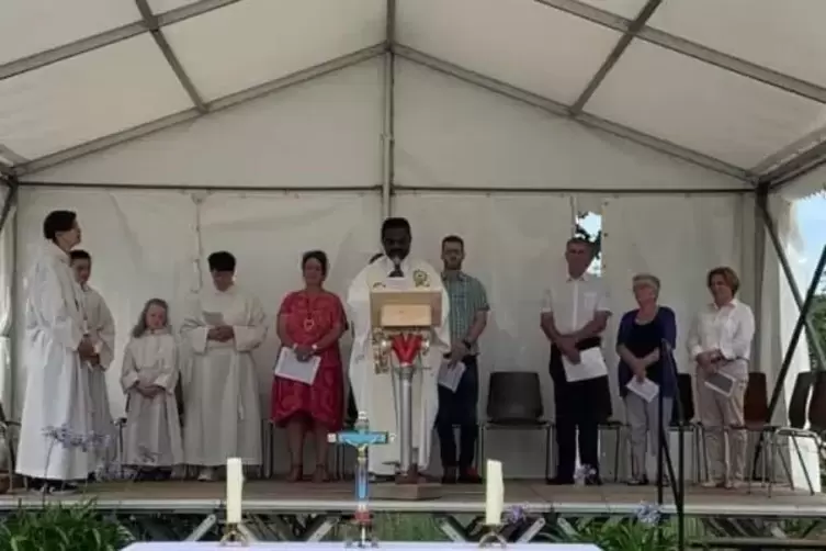 Nach den ersten Vorf&auml;llen richtete Pfarrer Patrick Asomugha bei einem Solidarit&auml;tsgottesdienst im Oktober vers&ouml;hnliche Worte an 