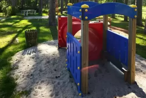 der naturnahe Spielplatz in Bottenbach bekommt einen neuen Holzpavillon.