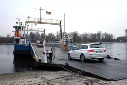 Wegen der Corona-Seuche transportiert die Rheinfähre „Peter Pan“ bei Leimersheim im Moment keine Passagiere. 
