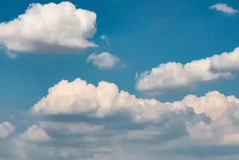 Wer hat gesagt, dass das Leben in der Corona-Krise fair ist? Während das eine Kind den Zug der Wolken beobachten darf, muss das 