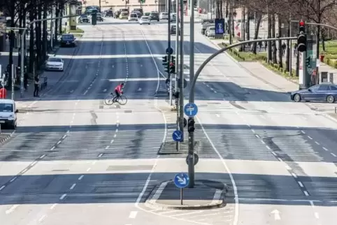 Die Straßen in Deutschland sind deutlich leerer als sonst – wie etwa diese normalerweise vielbefahrene Straße in Hamburg.
