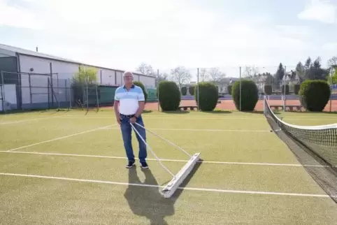 Tennis Club TC Blau-Weiß in der Corona-Krise: Die beiden Kunstrasenplätze sind hergerichtet, wie der zweite Vorsitzende Joachim 