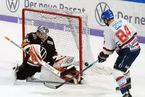 Im Januar noch vereitelte Felix Brückmann als Wolfsburger Goalie hier eine Chance von Adler-Stürmer Andrew Desjardins.