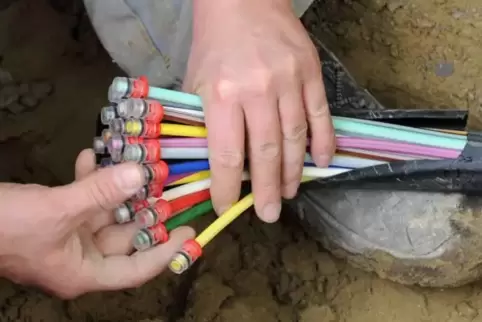Auf der Glasfaser-Baustelle ist Abstand halten nicht immer ganz einfach. Trotzdem sollten sich in der Pandemie auch die Bauarbei