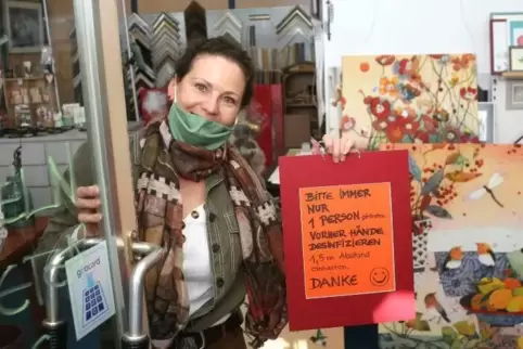 Mit Mundschutz in ihrem Kuseler Studio für Bild und Rahmen: Gretel Martin. Nur jeweils ein Kunde darf das Geschäft betreten.