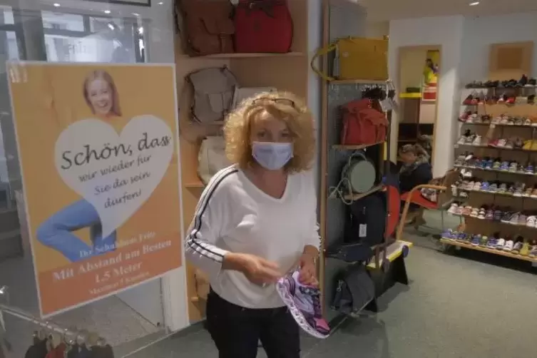 Darf den Kunden nicht beim Anprobieren helfen: Steffi Merscher bei Schuh Fritz in Lauterecken.