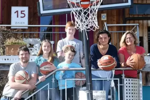 Unter ihrem Basketball-„Homeoffice“ – die Bauers aus Bischheim. Von rechts: Jessica, Emma, Peter, der kleine Lutz, Meike und Car