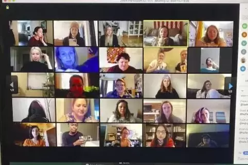 Nicht jede Frisur, die uns derzeit bei Videokonferenzen ins heimische Wohnzimmer „flattert“, ist ein echter Hingucker. Und die M Nicht jede Frisur, die uns derzeit bei Videokonferenzen ins heimische Wohnzimmer „flattert“, ist ein echter Hingucker. Und die M