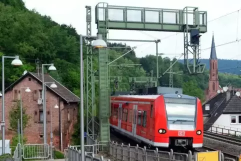 Auf dem Abschnitt zwischen Mannheim und Kaiserslautern sind die Bahnsteige an sämtlichen S-Bahn-Halten lang genug für Dreifach-E