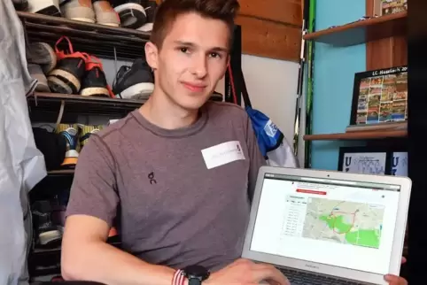 Jan Steinmüller zeigt die App für Läufer auf seinem Laptop.